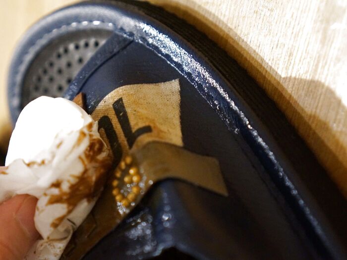 ⑥つけ過ぎた部分はティッシュオフ