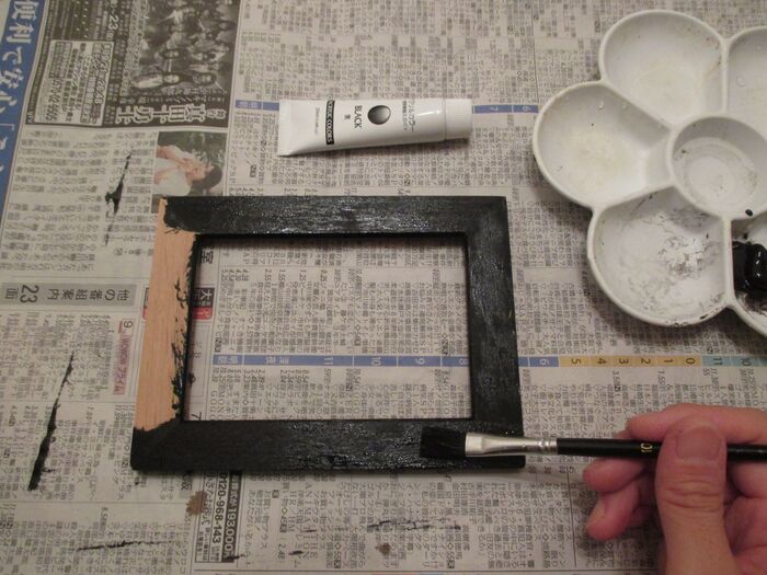 ②フレームを絵の具で黒に塗る。