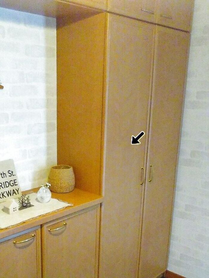 【100均】ちりとり&ほうきの収納は、靴箱の扉裏を活用
