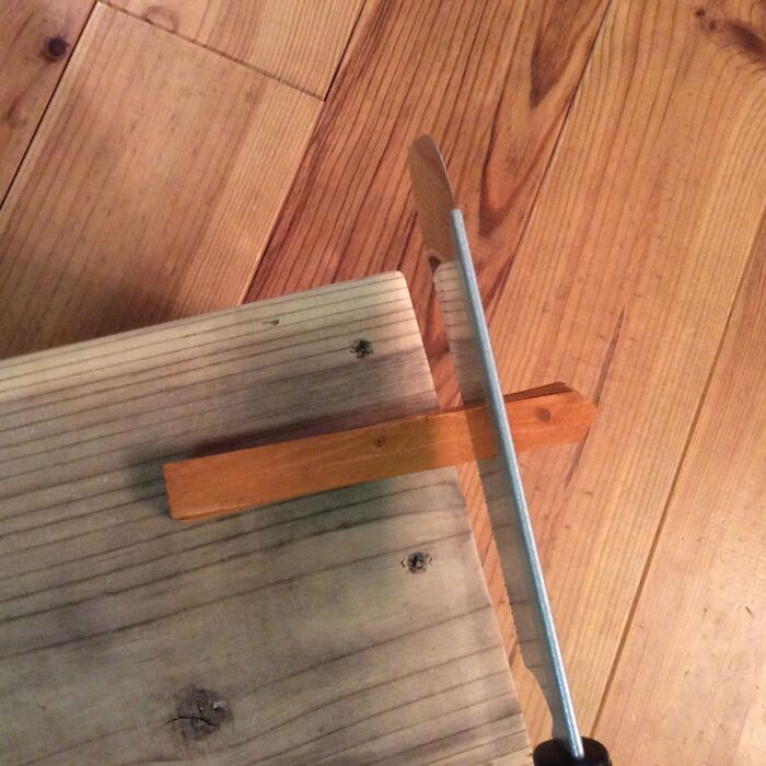 木製ネームプレートをカットします