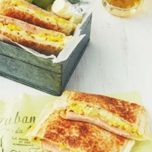 朝からカフェ風モーニング!フライパンで簡単にできる「ハムとスクランブルエッグのホットサンド」