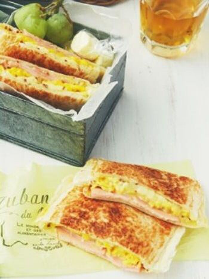 朝からカフェ風モーニング!フライパンで簡単にできる「ハムとスクランブルエッグのホットサンド」