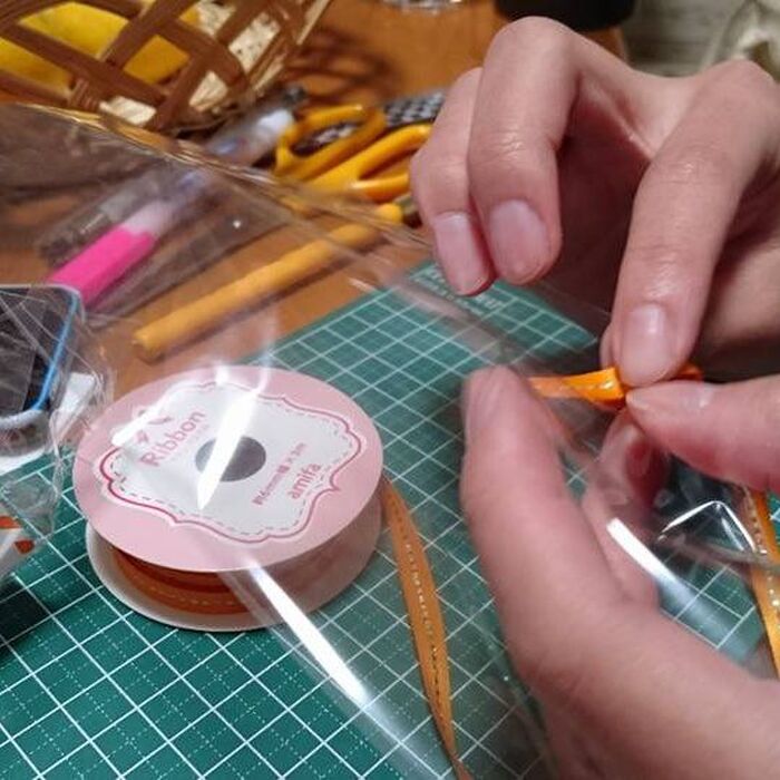 2.袋に切り込みを入れてリボンを通す