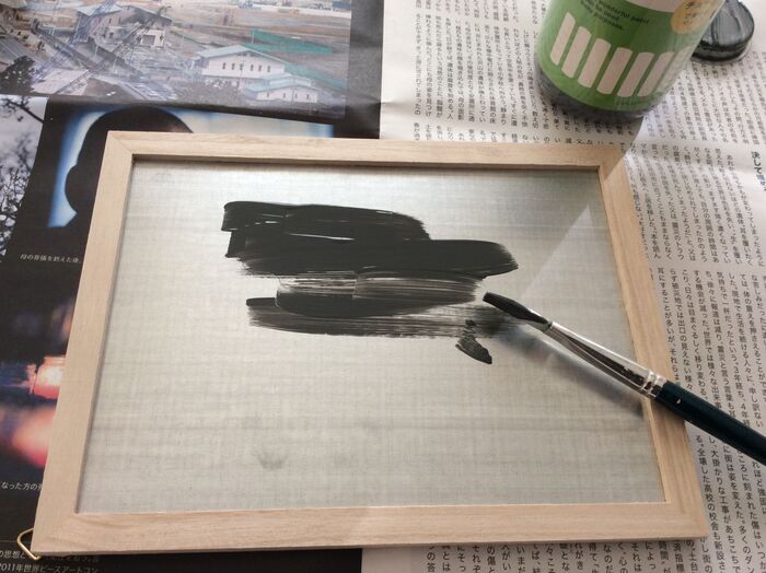 黒板ペイントをブリキ部分に塗る