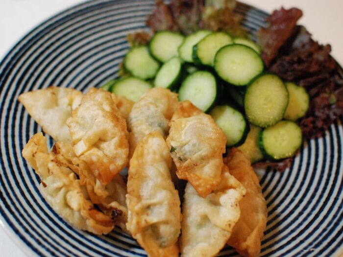 餃子の皮で巻いて、揚げる☆