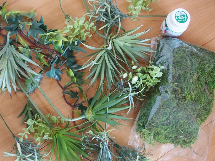 4、奥板に塗るグリーンのペンキとフェイクグリーンを用意します