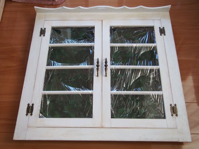 7、アンティーク風の取っ手と蝶番を付けます