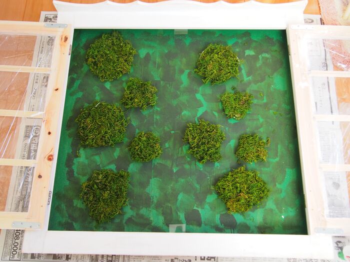 8、コケをボンド付けします。