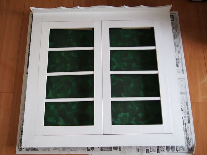 6、窓枠を白く塗ります