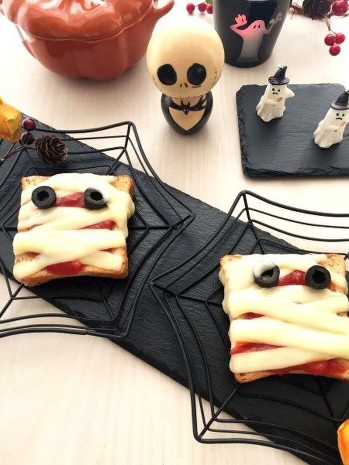 ハロウィンに♪簡単おいしいミイラのピザデコトースト