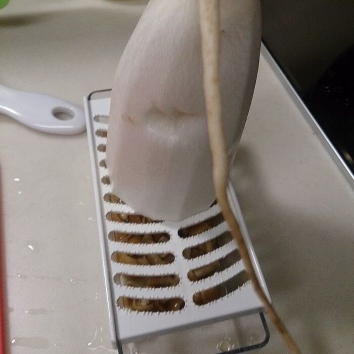 大根おろしをすり下ろします