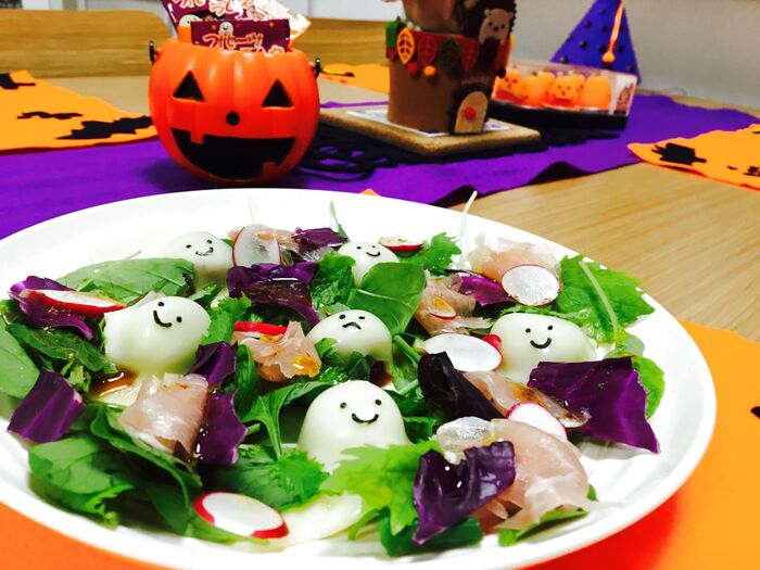 ミートボールとスライスチーズで簡単に!ハロウィンにオバケサラダ!
