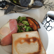 ハロウィンの朝は、アルミホイルでデコトースト