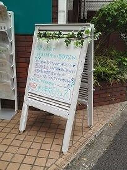 解体される家の鎧戸をお店のスタンド看板に