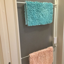 セリアの突っ張り棒と3Mのコマンドフックでバスマットが干せる