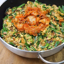 腸も元気に!美味しく食べよう!納豆とニラ玉コラボのスコップオムレツのレシピ