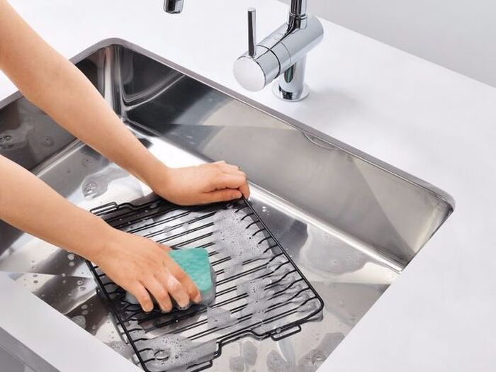 魚肉などがついたグリル網には「つけ置き+歯ブラシ」