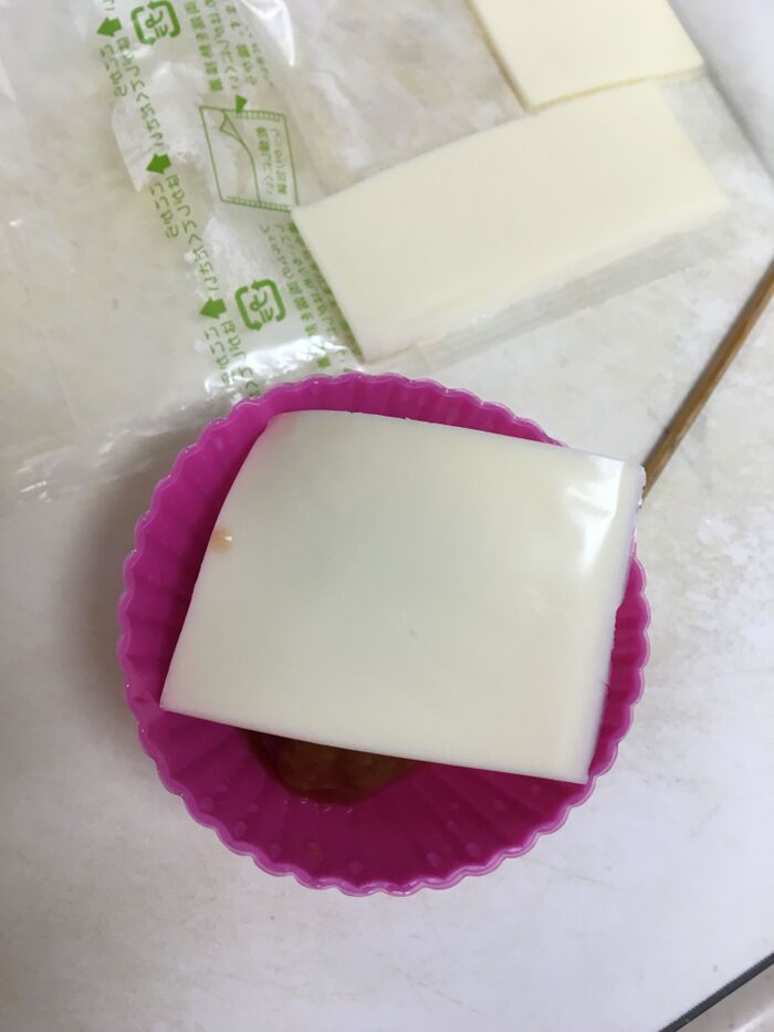ミートボールにスライスチーズを