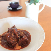 圧力鍋でおもてなしにぴったり♡1時間半放っておくだけの牛すじ肉赤ワイン煮込み