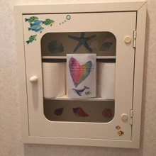 気になるところはポストカードを使って!トイレットペーパー収納をマリン仕様に♪