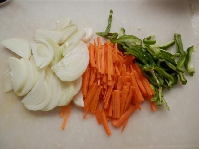 野菜を切ります