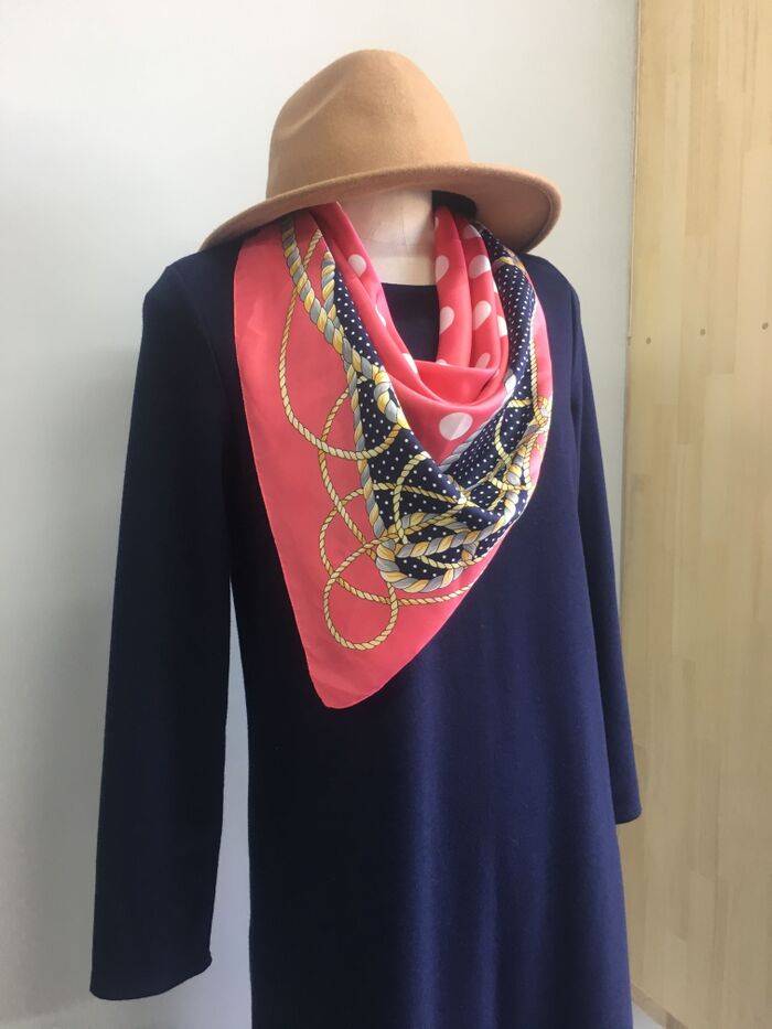 1枚のスカーフで脱ワンパターンコーデ!去年の服も今年らしく