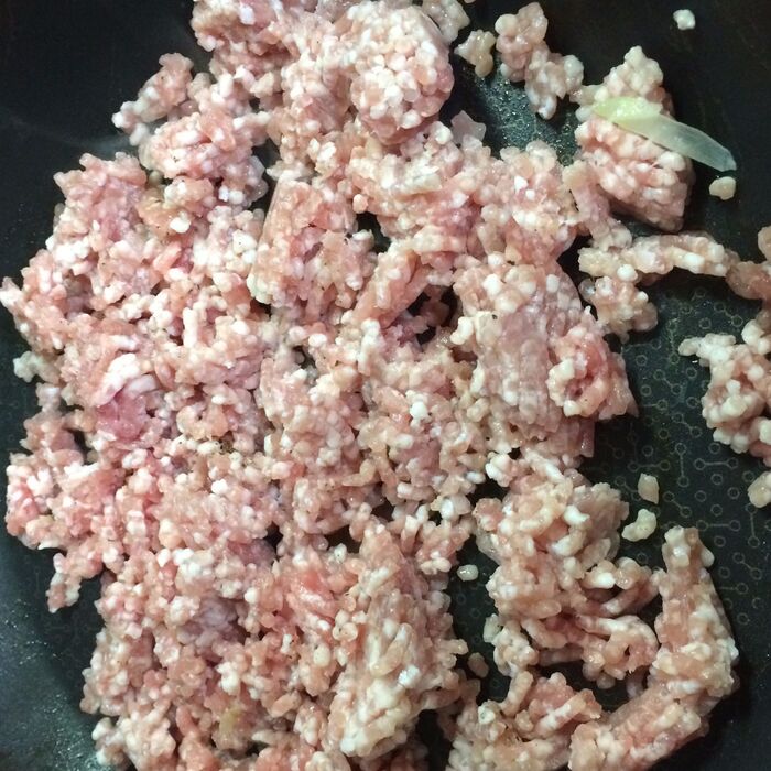挽肉も炒めましょう