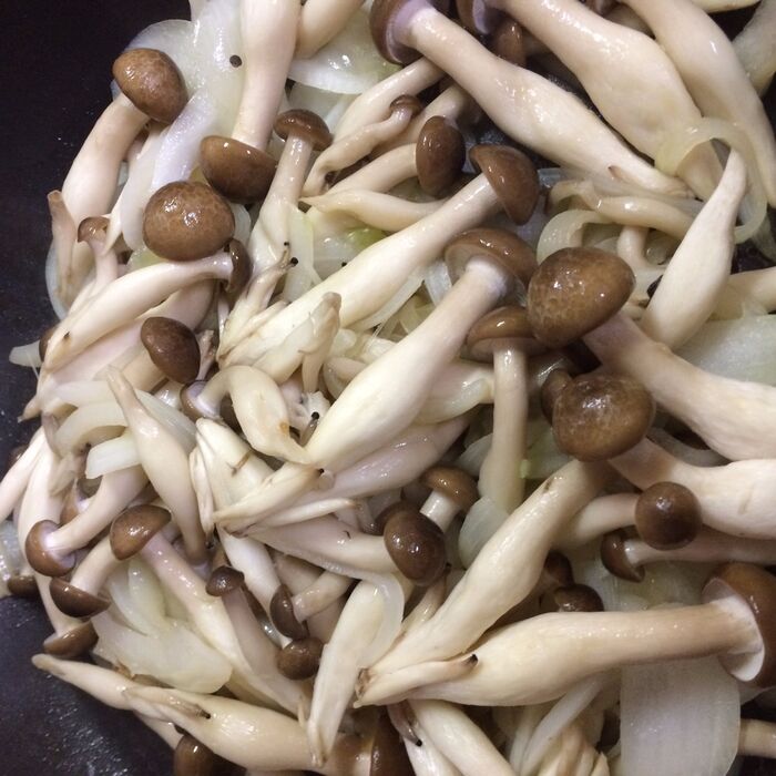 それぞれ炒めます