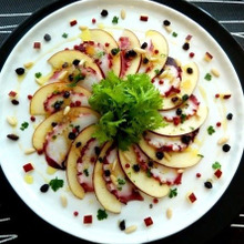 食感の楽しいタコとりんごのカルパッチョ