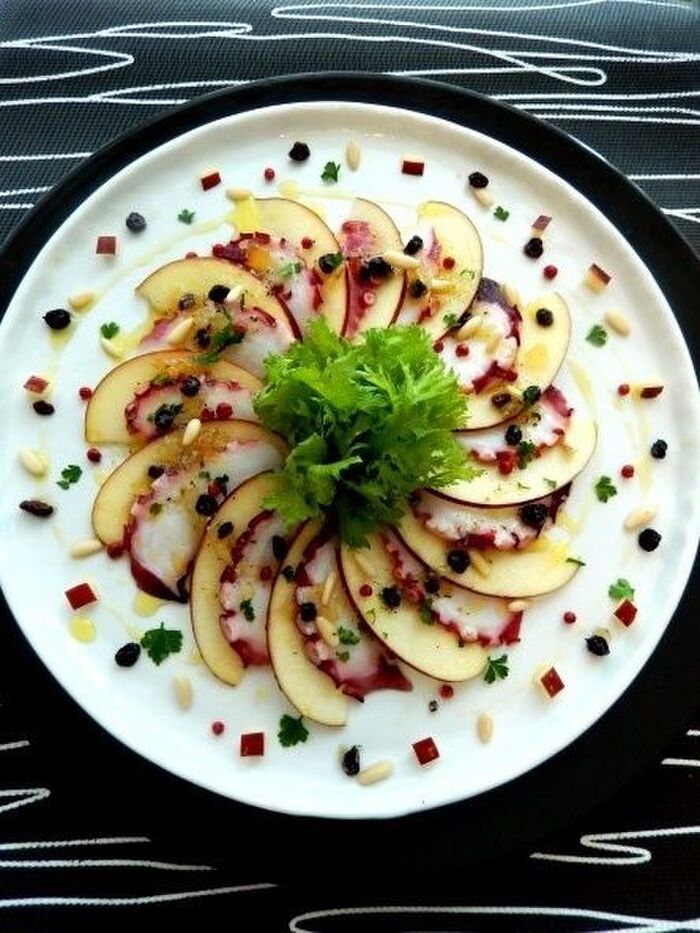 食感の楽しいタコとりんごのカルパッチョ