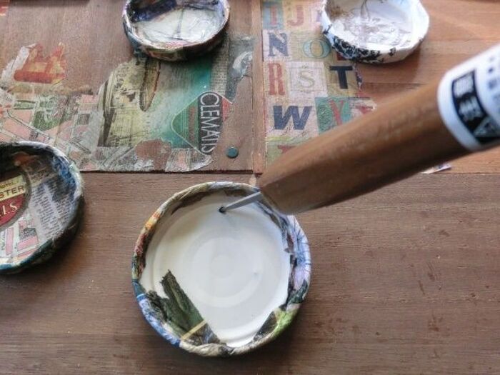 完成したので、蓋にキリで穴を開け・・・。