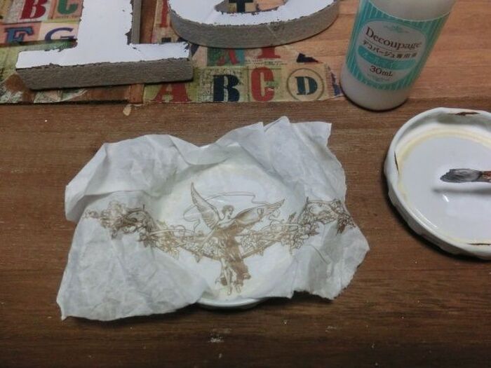 ワインの包装紙、絵柄部分を貼っていきます。