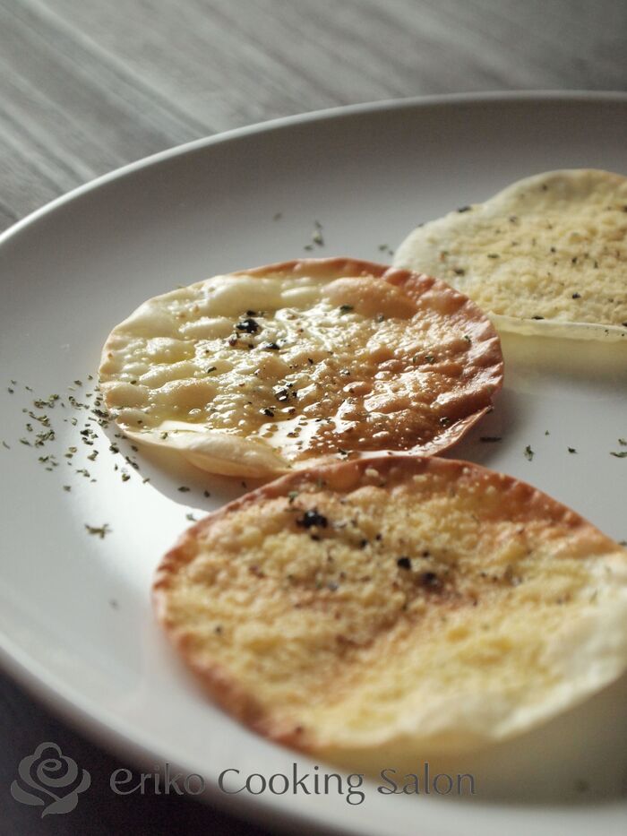 すぐデキおつまみ!餃子の皮で3分ペッパークラッカー