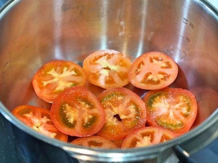③圧力鍋にトマトを半量入れる