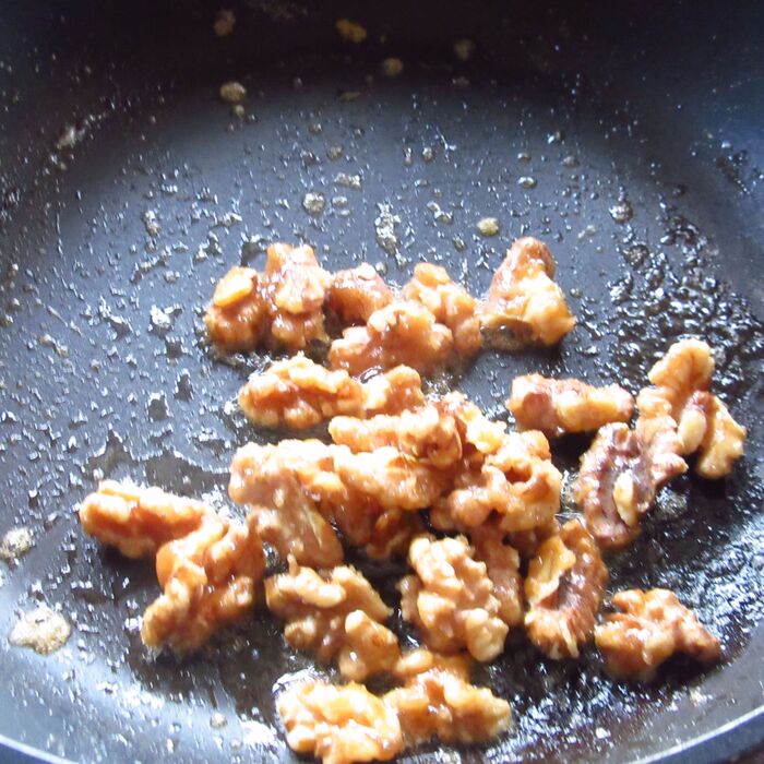 ココナッツオイルとくるみをいれる。