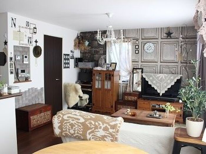 渋甘MIXの大人インテリアを楽しむ♪「ハンサム可愛い」リビングルーム