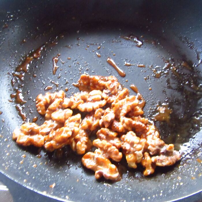 キャラメル色になるまで炒る。