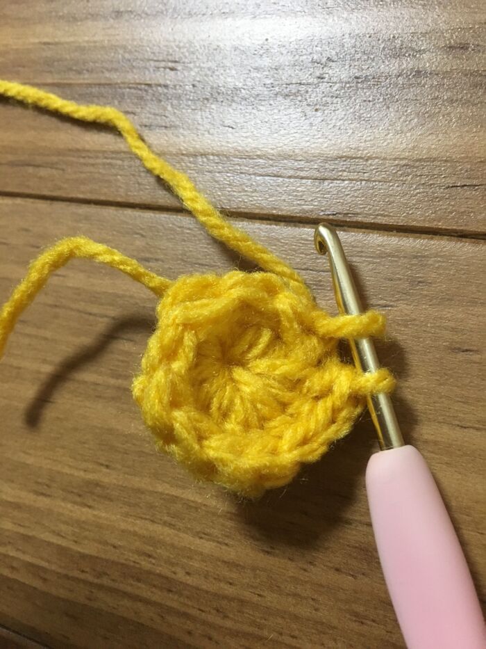 かぎ編みでお花の中心を編みます。