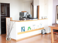 キッチンカウンターの下はステキな絵本インテリア