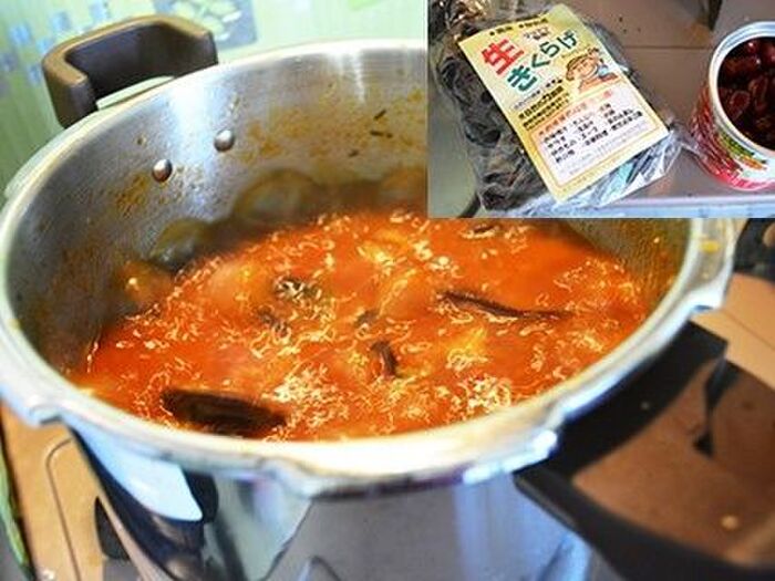 お肉を取り出し、野菜を煮込みます