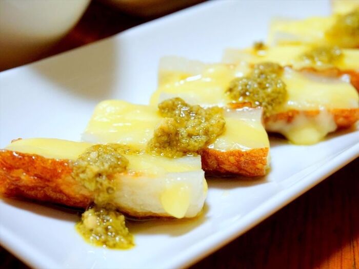 とろ~りチーズ竹輪のジェノベーゼソースがけ