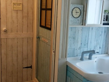 100均ダイソーのリメイクシートで、トイレのドアをシャビーシックに