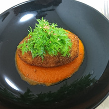 青パパイヤのダットアーモンドの詰めフライ、トマトクーリーにわさび菜を添えて・・・