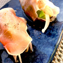 チーズのカロリーが気になったので、アレンジしてみました。水切りヨーグルトの生ハム巻き