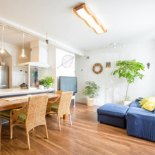 17畳のリビング空間をゆったり寛いだ空間に魅せる~「色・素材・収納」を生かした配置がポイント~