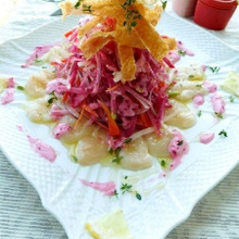 女子会ウケ間違いない!ピンクピンクなホタテのカルパッチョ