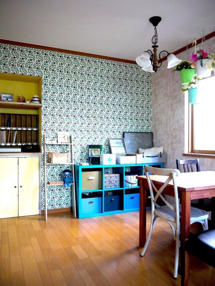 アクセントクロスを中心に色を楽しむリビング