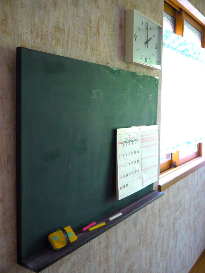 窓と窓の間は、