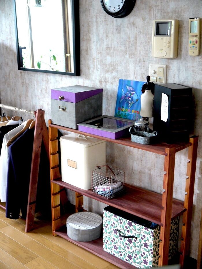 壁際は子どもの学校用具一式置き場