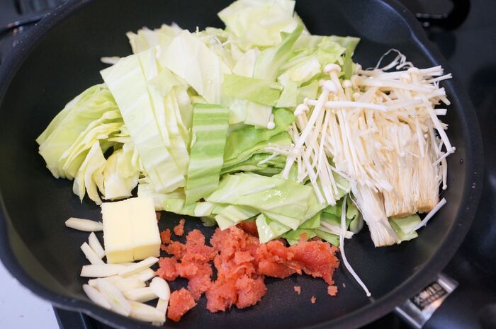 材料をフライパンに入れる